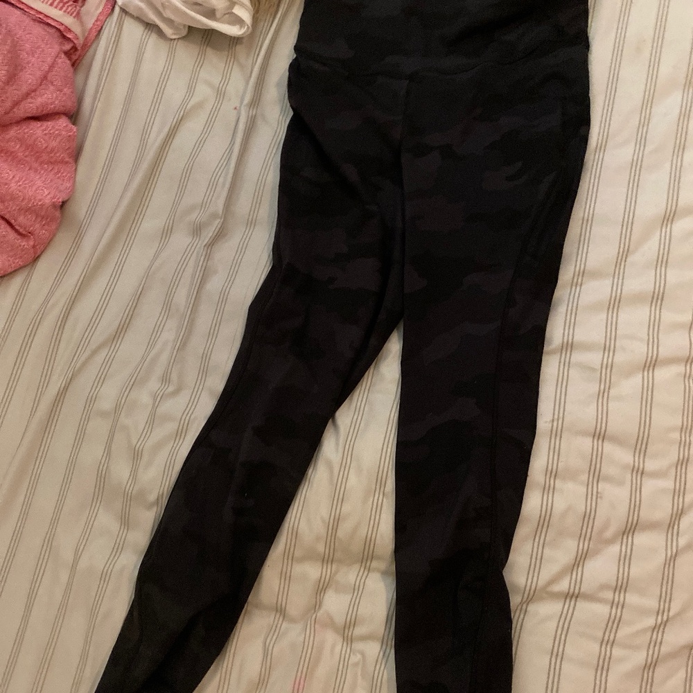 Lululemon size 6 black camo leggings 7/8 length